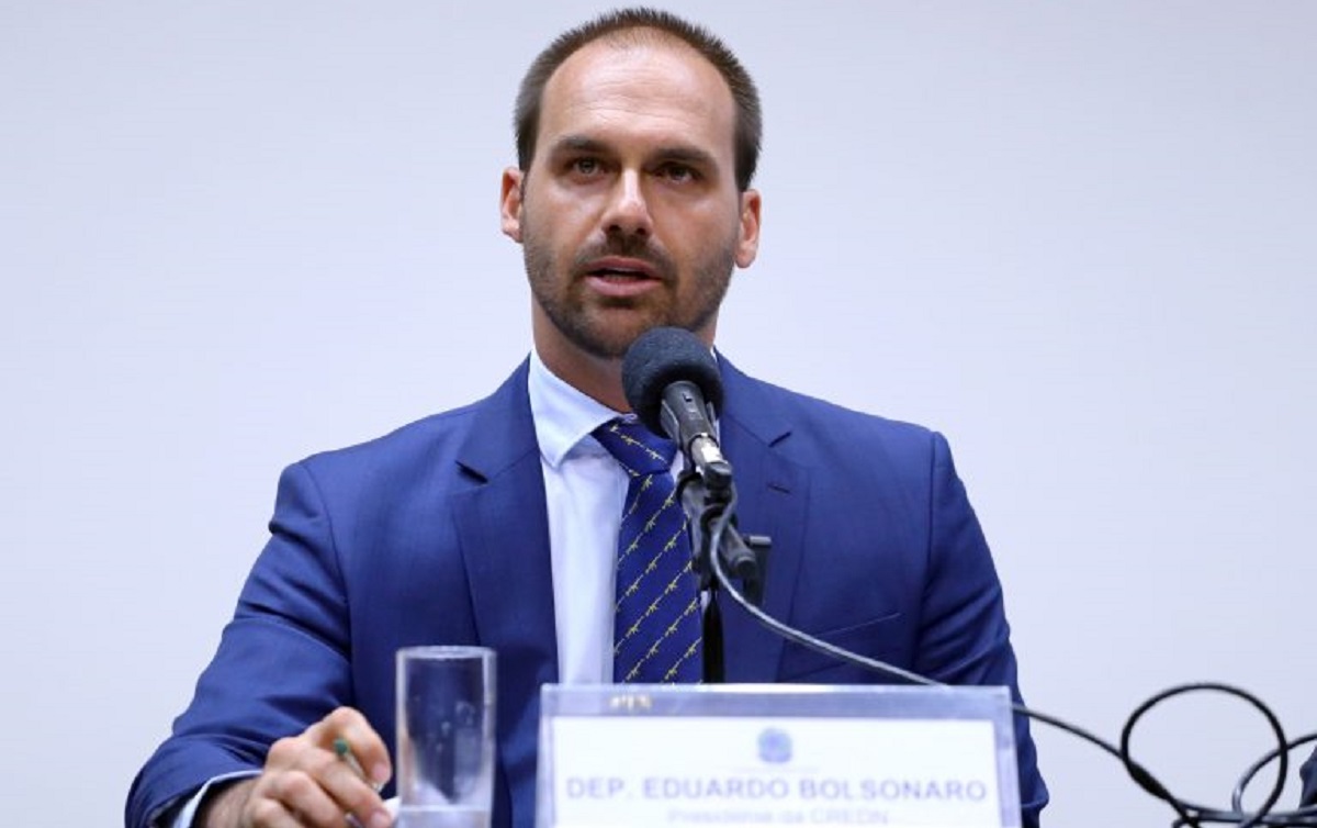 Diplomacia sem viés ideológico Eduardo Bolsonaro cria curso na plataforma Eduzz pensando em atingir seus eleitores. | Foto: Reprodução/montagem.