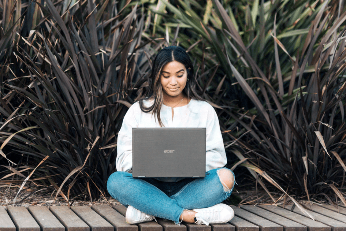 Eduardo Bolsonaro hospeda cursos na Eduzz como forma de estratégia para as eleições.
