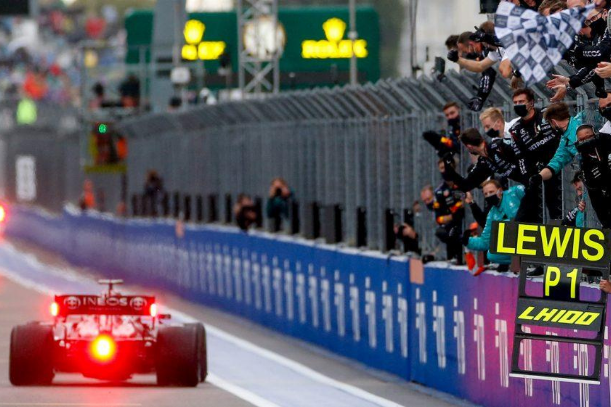 Vitória 100 Lewis Hamilton