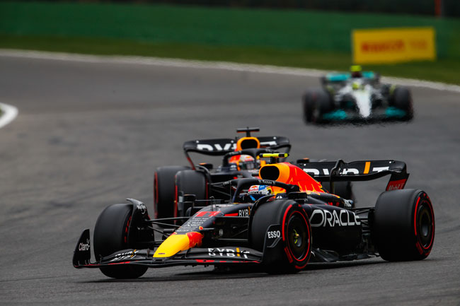 A equipe Red Bull dominou a corrida, com dobradinha de Max Verstappen e Sergio Perez