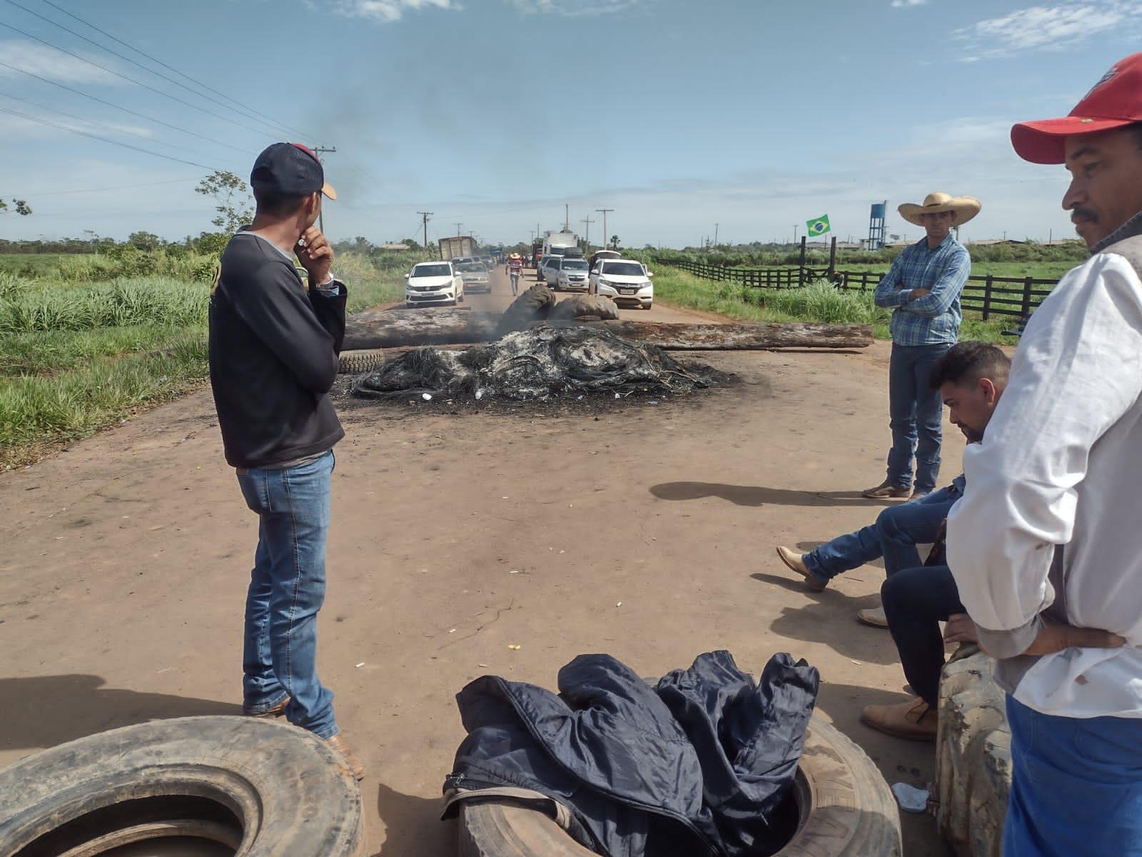 manifestantes-boca-do-acre Bloqueio de estrada em Boca do Acre