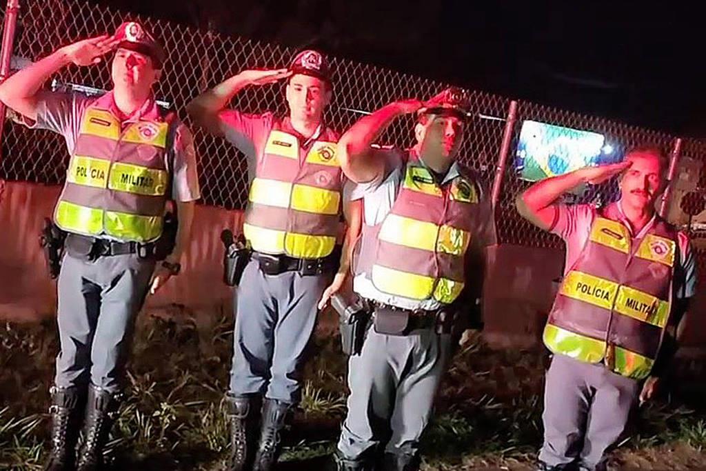 pms-protestos-bolsonaro Militares prestam continência para manifestantes